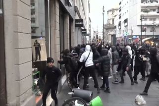 Video: Náctiletí zakuklenci se v Miláně střetli s policií - Seznam Zprávy